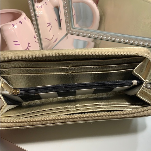 Shiny Wallet - Picture 3 of 3